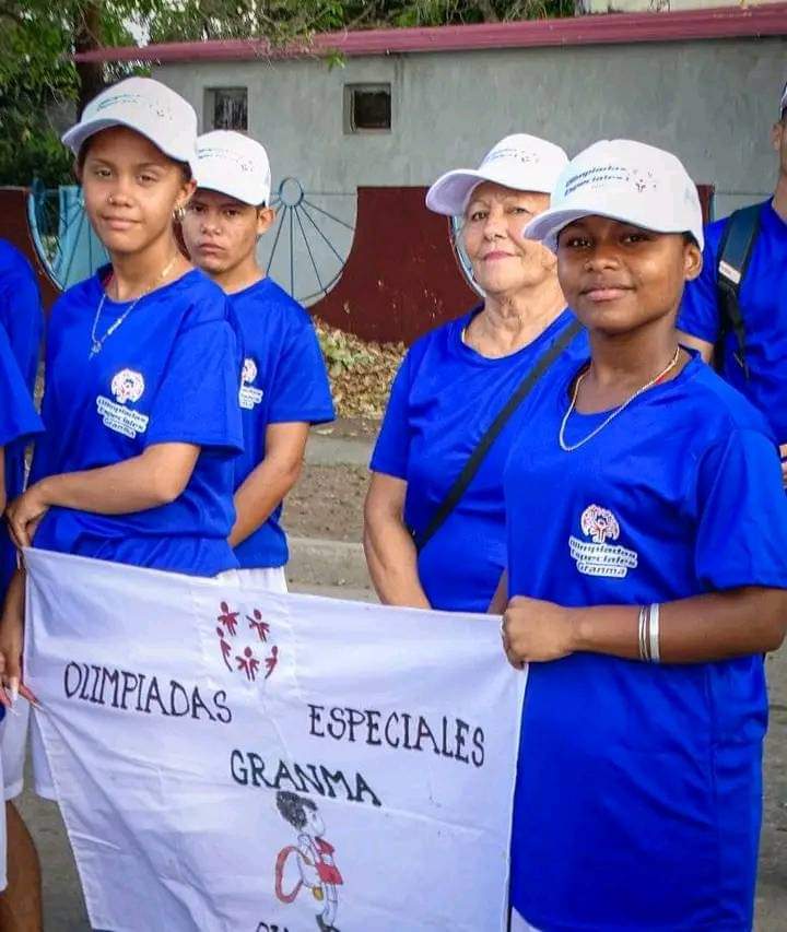 Nuestros atletas participan en la ceremonia de abanderamiento de las Olimpiadas Especiales de la zona oriental que se desarrollaran en la ciudad de Bayamo. #EducaciónJiguaní. #EducaciónGranma. #ProvinciaGranma.