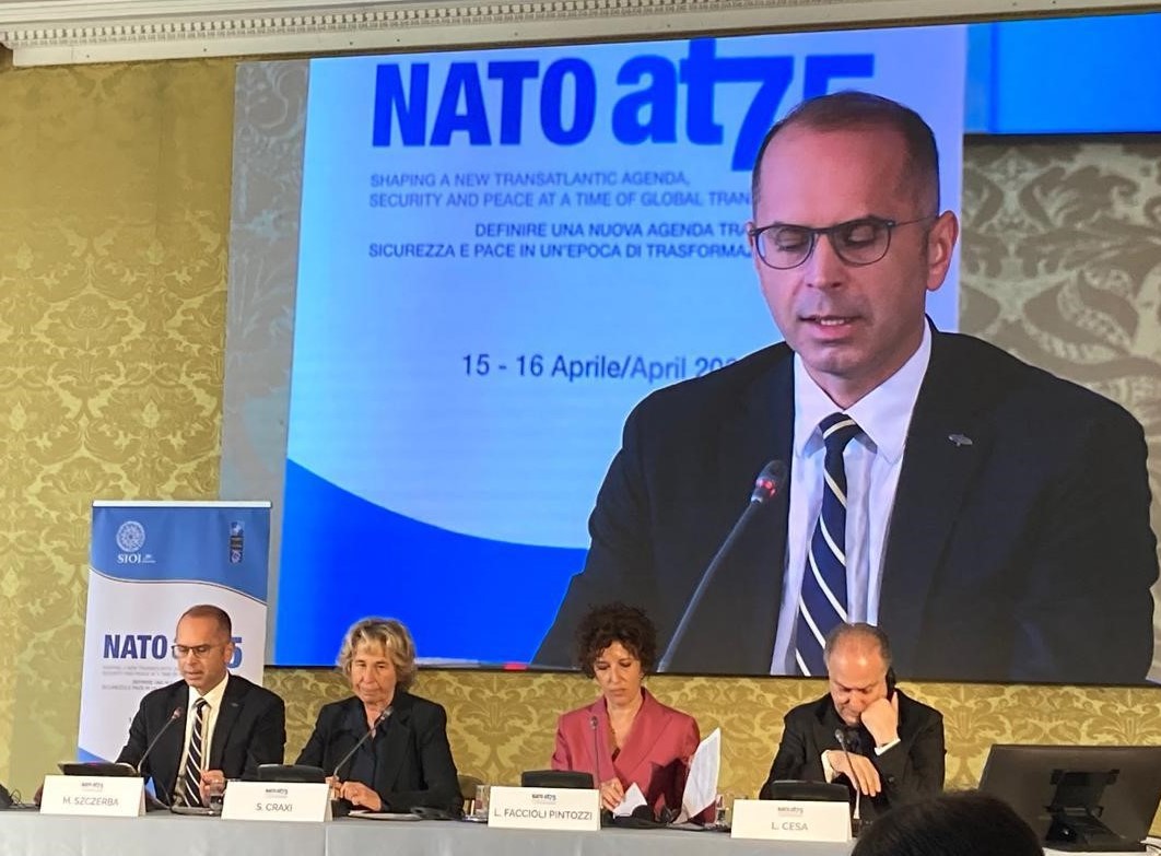 #Roma🇮🇹: il presidente #NATOPA @MichalSzczerba🇵🇱 ha sottolineato l’importanza che la @NATO adotti passi concreti al vertice di Washington per rendere operativa la difesa della i suoi valori fondanti di democrazia, libertà e stato di diritto. Il discorso⬇️ youtu.be/xCL9fcMth5c