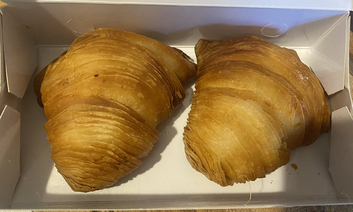 ManlioTassieri's tweet photo. Despite a day of abundant #Neapolitan #food (i.e., 2 #Sfogliatelle, 1 #Tarallo & 400gr of #buffalo #mozzarella) 🐽😋, and a pause of 8 days... I have just smashed my indoor speed #record on 10km... it's all about #grit and #determination 😉 https://t.co/UDvogl5dA7