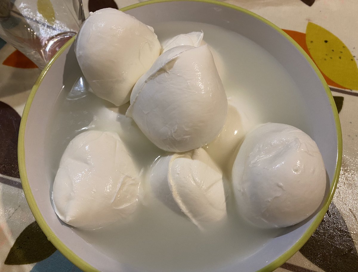 ManlioTassieri's tweet photo. Despite a day of abundant #Neapolitan #food (i.e., 2 #Sfogliatelle, 1 #Tarallo & 400gr of #buffalo #mozzarella) 🐽😋, and a pause of 8 days... I have just smashed my indoor speed #record on 10km... it's all about #grit and #determination 😉 https://t.co/UDvogl5dA7