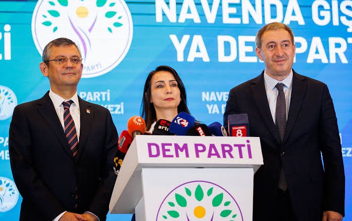 CHP lideri Özgür Özel, Eski HDP Eş Genel Başkanları Selahattin Demirtaş ve Figen Yüksekdağ'ın da yargılandığı Ankara 22. Ağır Ceza Mahkemesi'nde yarınki duruşmayı izlemek üzere bir heyet görevlendirildi.