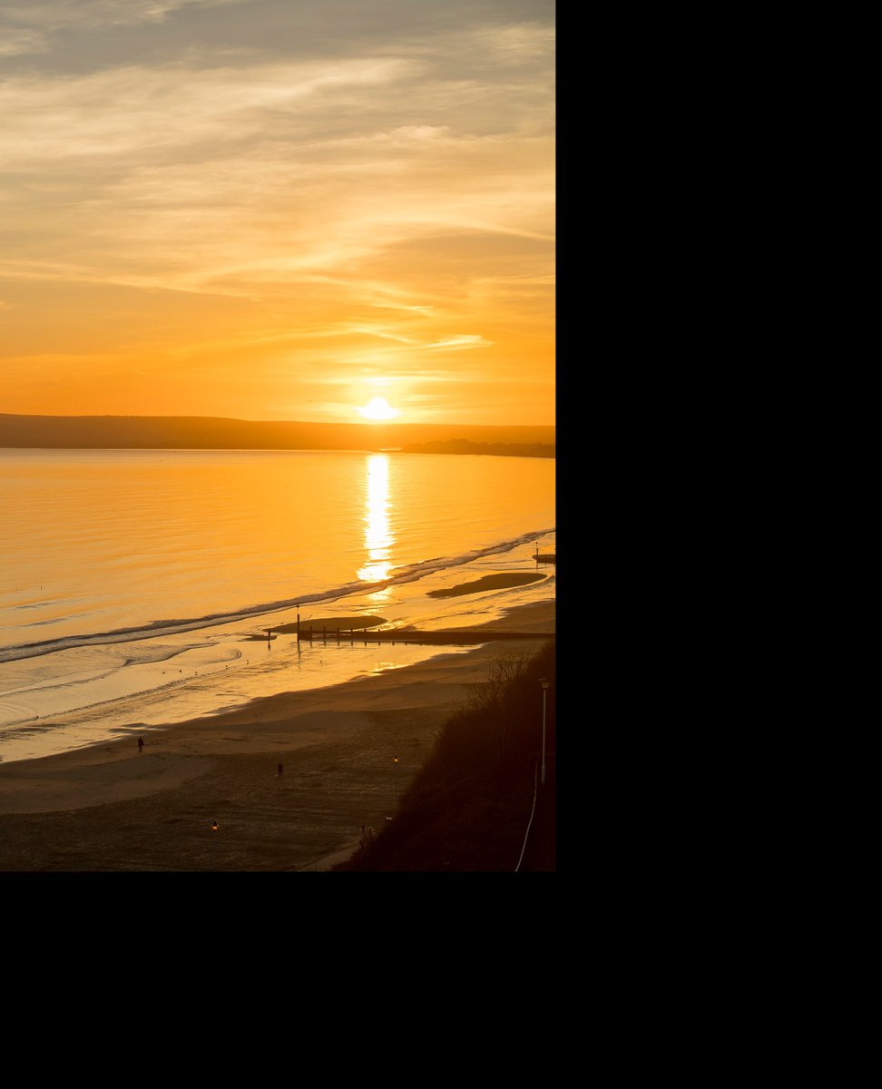 The jewel of the South Coast, Bournemouth is nestled along a vast and impressive coastline. Hopefully this golden glow will inspire you to explore... ⁠#LoveBournemouth bournemouth.co.uk/accommodation