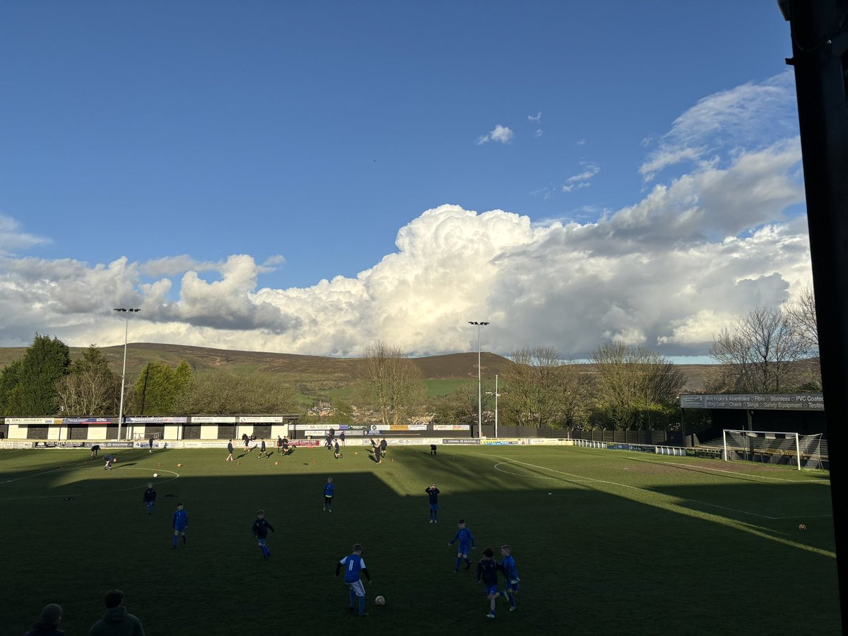 𝙏𝙤𝙣𝙞𝙜𝙝𝙩 - 𝙛𝙧𝙚𝙚 𝙛𝙤𝙤𝙩𝙗𝙖𝙡𝙡 𝙖𝙩 𝙎𝙚𝙚𝙡 𝙋𝙖𝙧𝙠 Come along to Seel Park tonight for some free football as @Uppermill_FC host @SpringheadAFC in a local derby! Kick-off is 7.30pm, the bar and pie hut are both open and we’d love to see you here! ⚪️⚫️