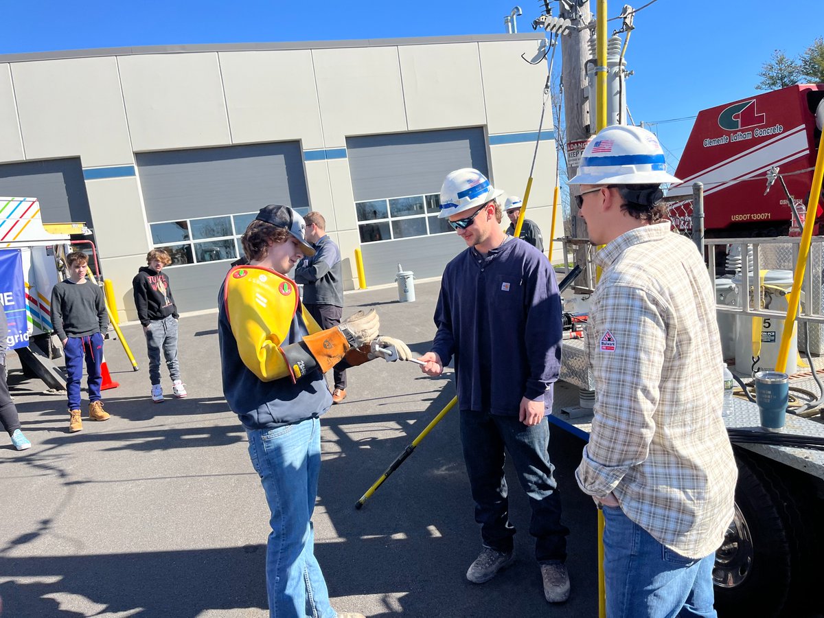 Thanks to @nationalgrid @nationalgridus for putting a charge in the learning of our @CapRegionBOCES Electrical Trades students. Shown are seniors from @BethlehemCSD & @csd_south getting wired for success by utility employees.
@BOCESofNYS @NYSEDNews @CEG_NY @nyschoolboards