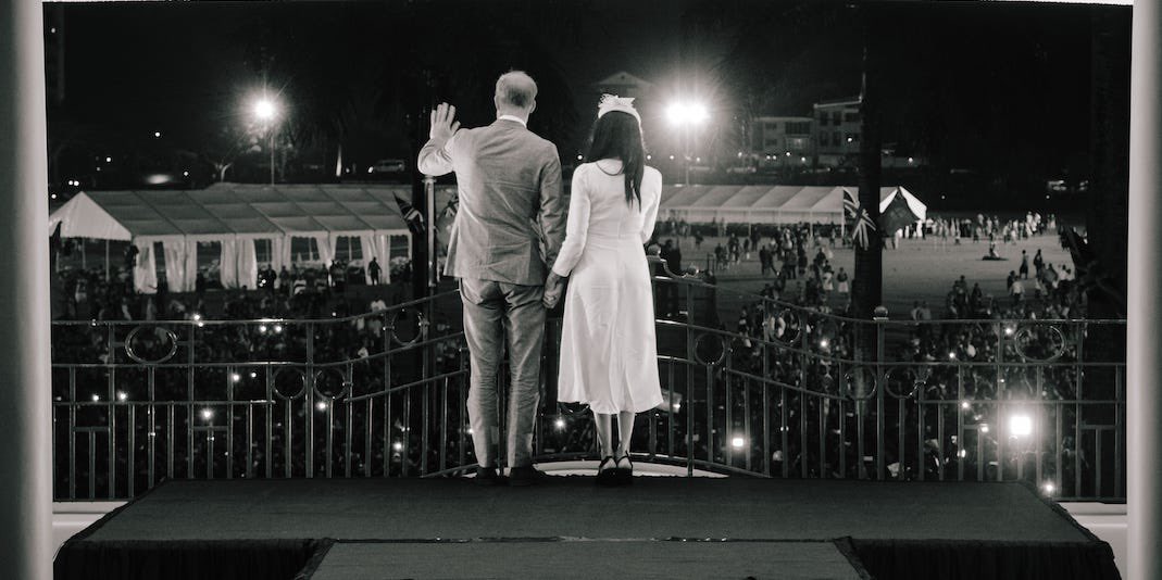 It’s the ppl with their phones out, excitedly capturing the memory, for me. Reminded me of this moment in Fiji 💕

The more things change, the more they stay the same…. 🤳 📸 

#PrinceHarry #MeghanMarkIe #HarryandMeghan