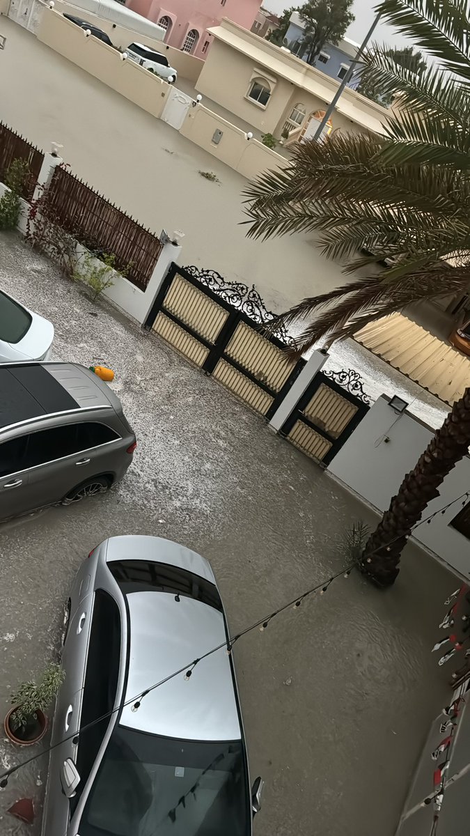 amnasaif's tweet photo. @DMunicipality been waiting all day and its only getting worse in Mirdif https://t.co/8nQPTcv1ha