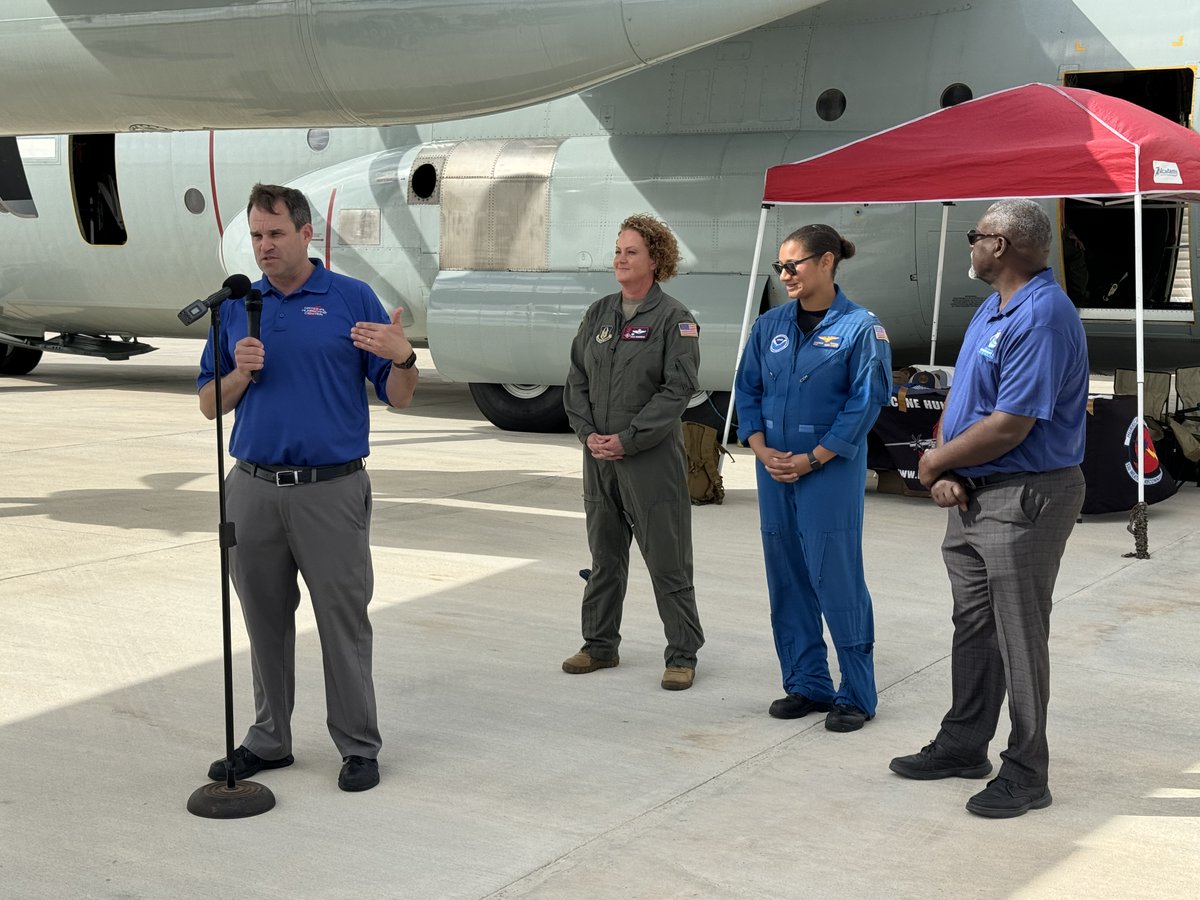 🇧🇸🌀NHC is participating in the 2024 Caribbean Hurricane Awareness Tour (CHAT) this week. Today @53rdWRS, @NOAA_HurrHunter, and NHC are in Nassau, Bahamas, to help get emergency managers, media, and residents of the Bahamas ready for the upcoming hurricane season.