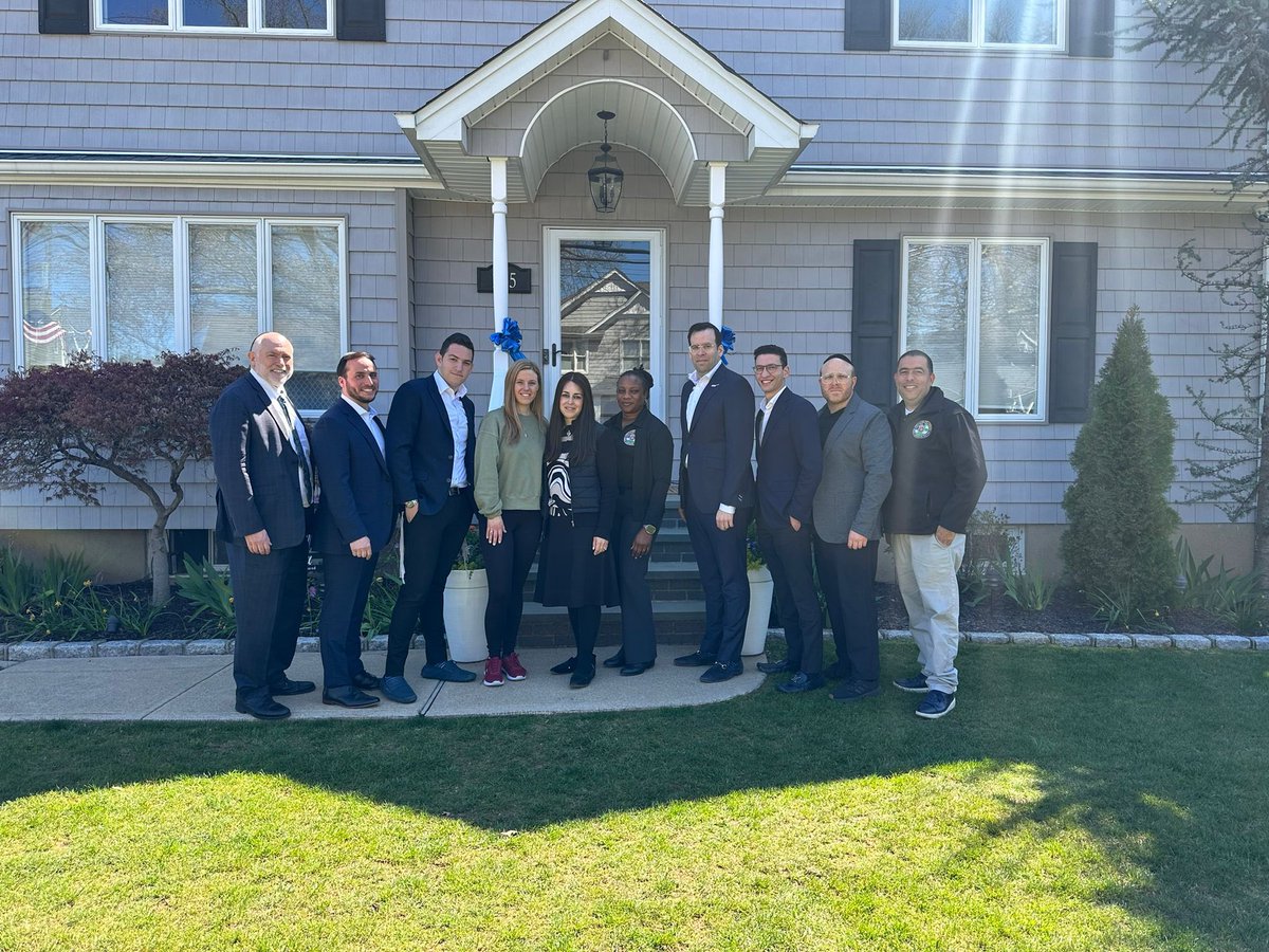 AchiezerFR_5T's tweet photo. Earlier today, together with representatives from @JCCofRP  & @RockawayNassau & with the coordination of the amazing team at @nypdeau_1085 members of our staff paid a somber yet uplifting visit to Stephanie Diller, the widow of @NYPDnews hero, Detective #JonathanDiller to offer words of tribute & condolences from our grateful community & to share a generous check which was raised by 700 members of our community. We remain forever grateful for Jonathan’s eternal sacrifice & our community stands with all members of law enforcement.
@NYPDPC @NYPDCommAffairs @NYPDChiefPatrol @NYPD101Pct @NYPDQueensSouth @NassauExec @NassauCountyPD