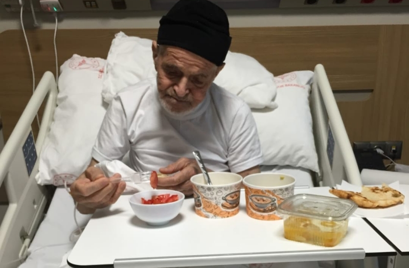 sevincozarslan's tweet photo. 1 yıldır tutuklu olan Abdülalim Kaya,  dünkü görüşte ailesine "BEN HAPİSTE ÖLECEĞİM, ARTIK DAYANAMIYORUM" dedi.

Adamcağız 81 yaşında. Kulağı duymuyor, böbrekleri iflas etmiş, demans var, kalp rahatsızlığı var.

Bu haldeki bir insanı neden tahliye etmiyorsunuz? Amacınız nedir? @adalet_bakanlik

Adaletsizlik Öldürüyor

https://t.co/vYvH4JFNwh