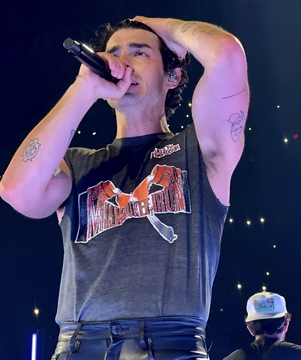 JoeJonasContent's tweet photo. Joe Jonas https://t.co/hgk1tucn5j