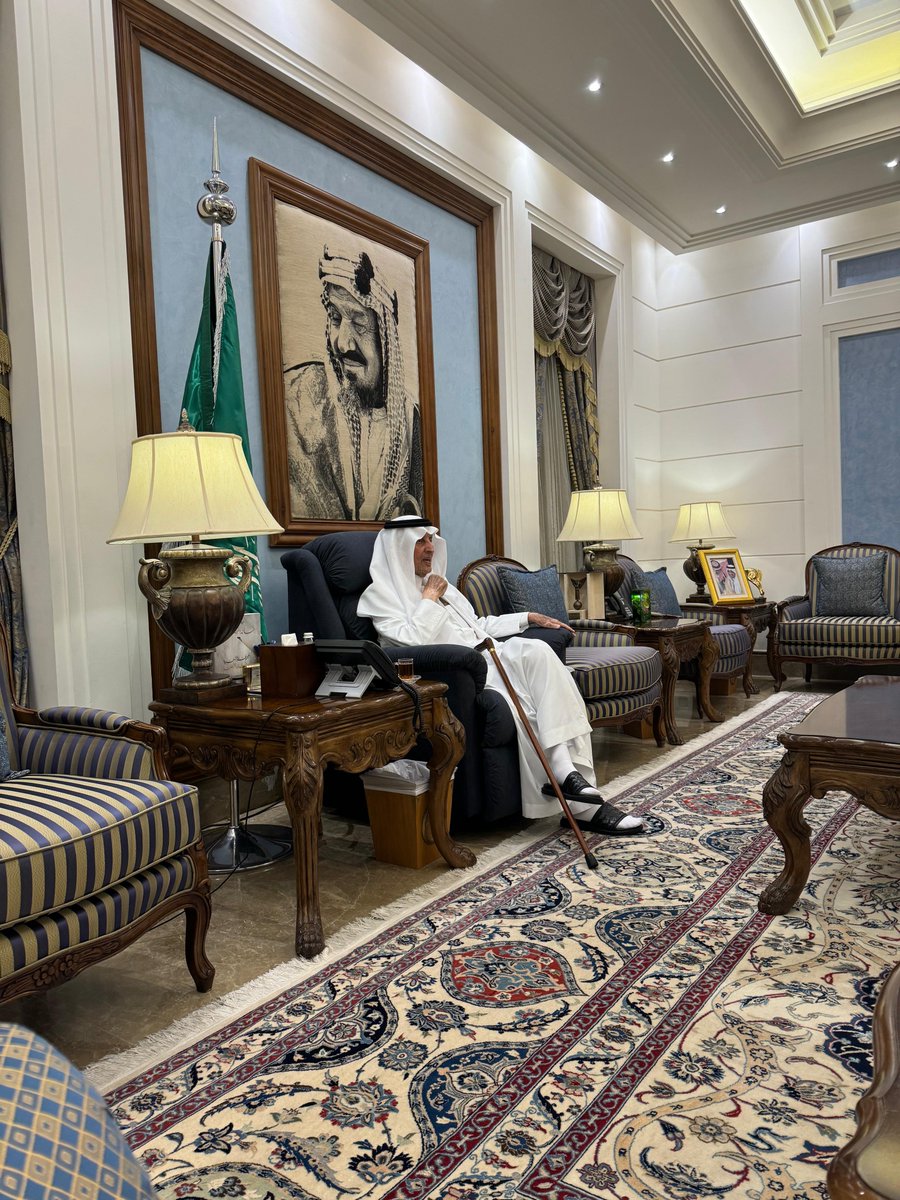 BandarKAlfaisal's tweet image. هذا المساء في مجلسه العامر ينير بوجوده المكان وتبتهج بلقياه القلوب

#خالد_الفيصل