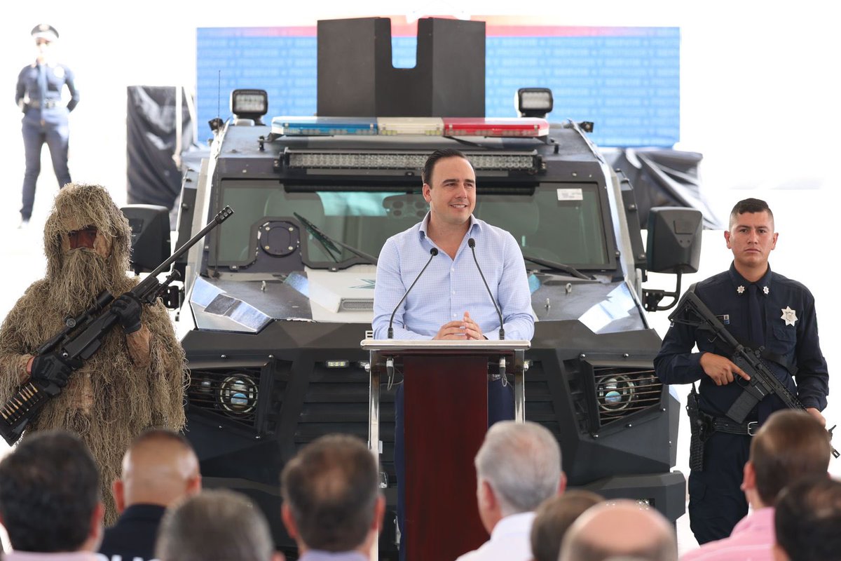 manolojim's tweet image. Junto con mi amigo el alcalde @RomanCepeda entregamos armamento, equipo táctico y monocasetas a la Policía Municipal de Torreón. La seguridad es el tema más importante para nuestra gente. (1/2)