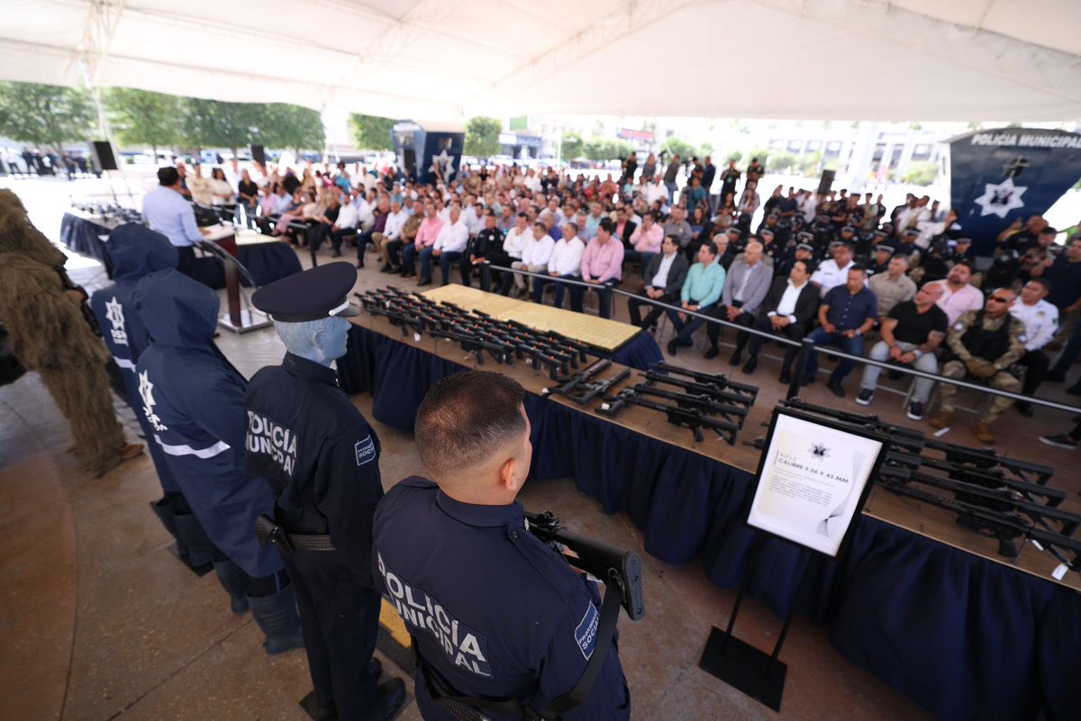 manolojim's tweet image. Junto con mi amigo el alcalde @RomanCepeda entregamos armamento, equipo táctico y monocasetas a la Policía Municipal de Torreón. La seguridad es el tema más importante para nuestra gente. (1/2)