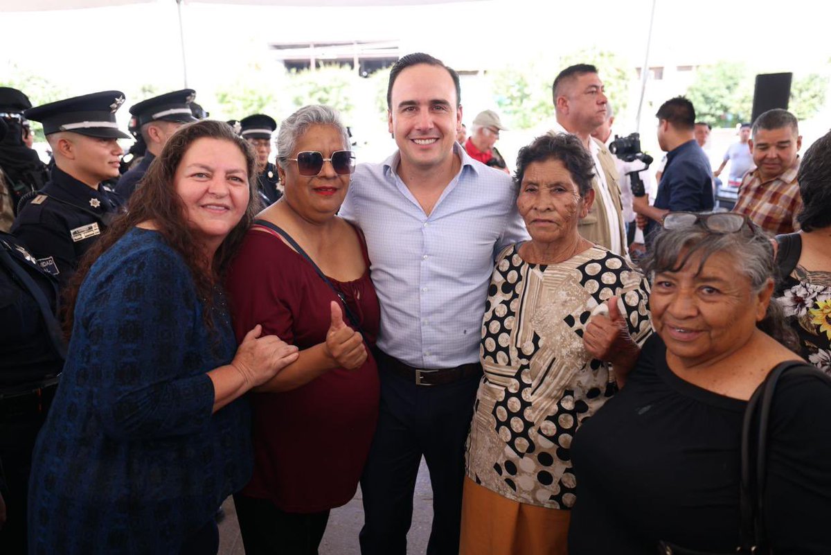 manolojim's tweet image. Junto con mi amigo el alcalde @RomanCepeda entregamos armamento, equipo táctico y monocasetas a la Policía Municipal de Torreón. La seguridad es el tema más importante para nuestra gente. (1/2)