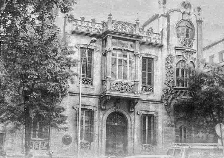 1904. El desarrollo industrial de la #Granada de comienzos de siglo nos trae el repertorio de edificios modernistas de la Gran Vía pero hoy pongo el foco en en este increíble palacete que existió en la calle Gran Capitán 10. Abro hilo 👇