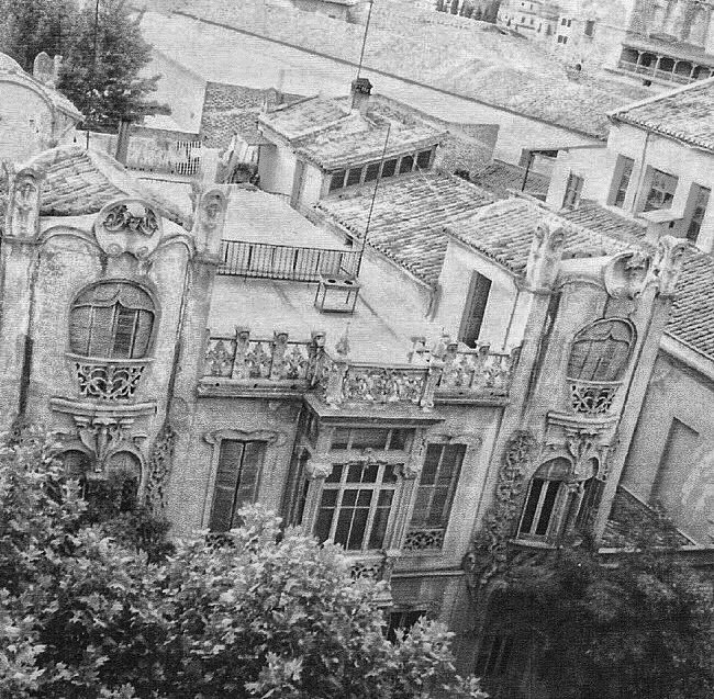 granadaoldpics1's tweet photo. 1904. El desarrollo industrial de la #Granada de comienzos de siglo nos trae el repertorio de edificios modernistas de la Gran Vía pero hoy pongo el foco en en este increíble palacete que existió en la calle Gran Capitán 10. Abro hilo 👇 https://t.co/DgOAfYod93