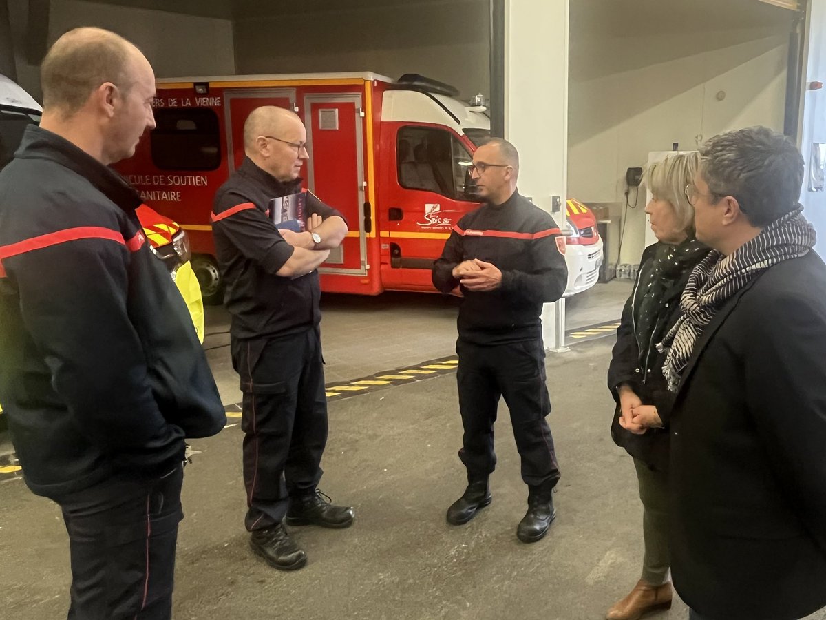 JeromeNeveux86's tweet photo. Accueil du colonel Marc Horeau directeur du @sdis86 au CIS @JaunayMarigny. Un équipement de qualité, un effectif de 44 volontaires (dont 25% de femmes) et 8 JSP pour 750 interventions par an en moyenne. Merci à toutes celles et tous ceux qui s’engagent pour la sécurité de tous ! https://t.co/yOPlCkng6z