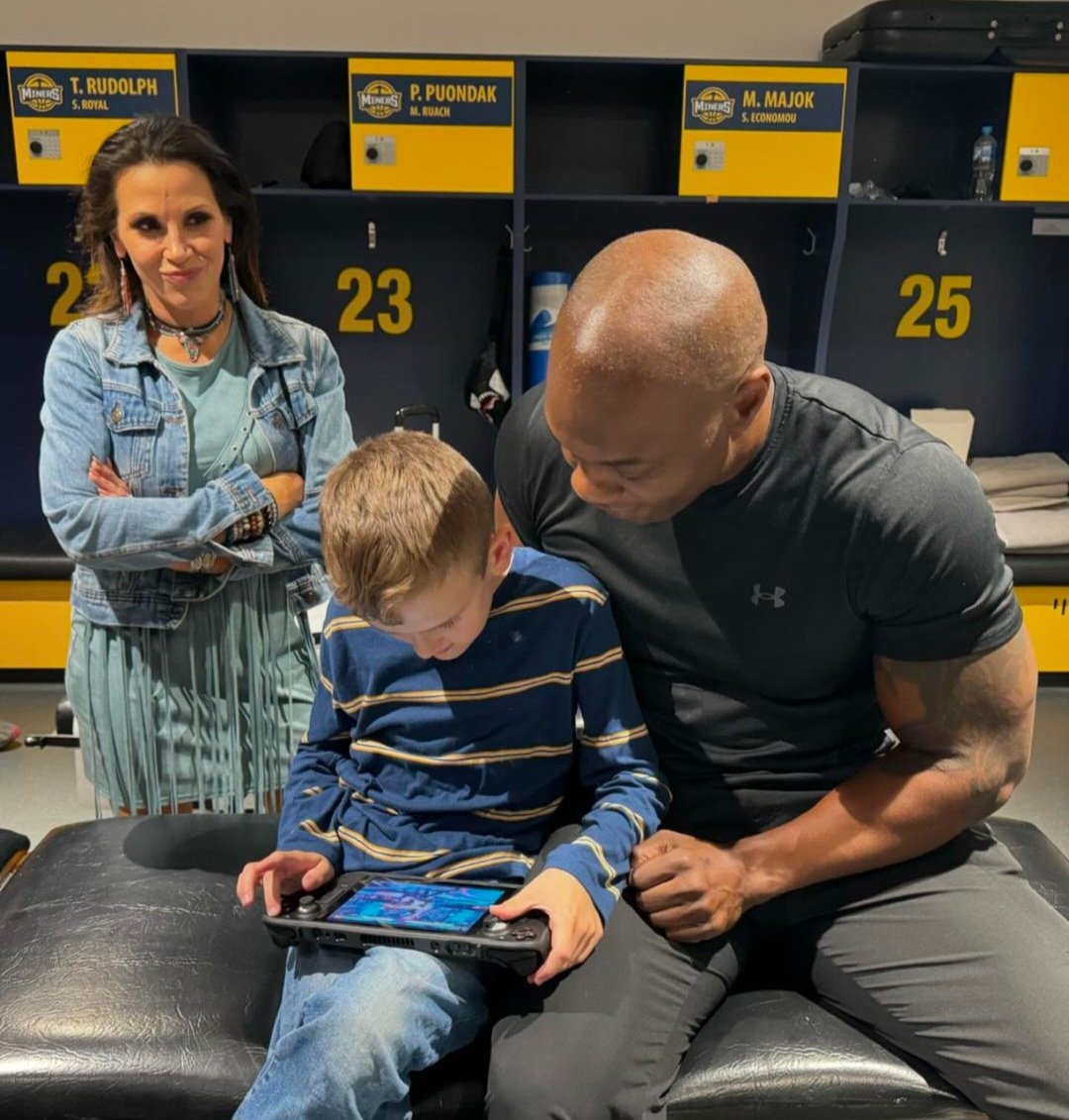 JaxEmpireGang's tweet photo. So Sweet! 🩷 @MickieJames @Sheltyb803 #PrinceD 👑 #MickieJames #JamesGang #JG4L #HardcoreCountry #impactWrestling #WWE #TNA #AllHailTheQueen #Legend #Icon #HistoryMaker #TheQueen #TheGOAT #HER #Starrcast #OPW #StarrcastDownUnder #sheltonbenjamin https://t.co/n4XR8Pmd4I