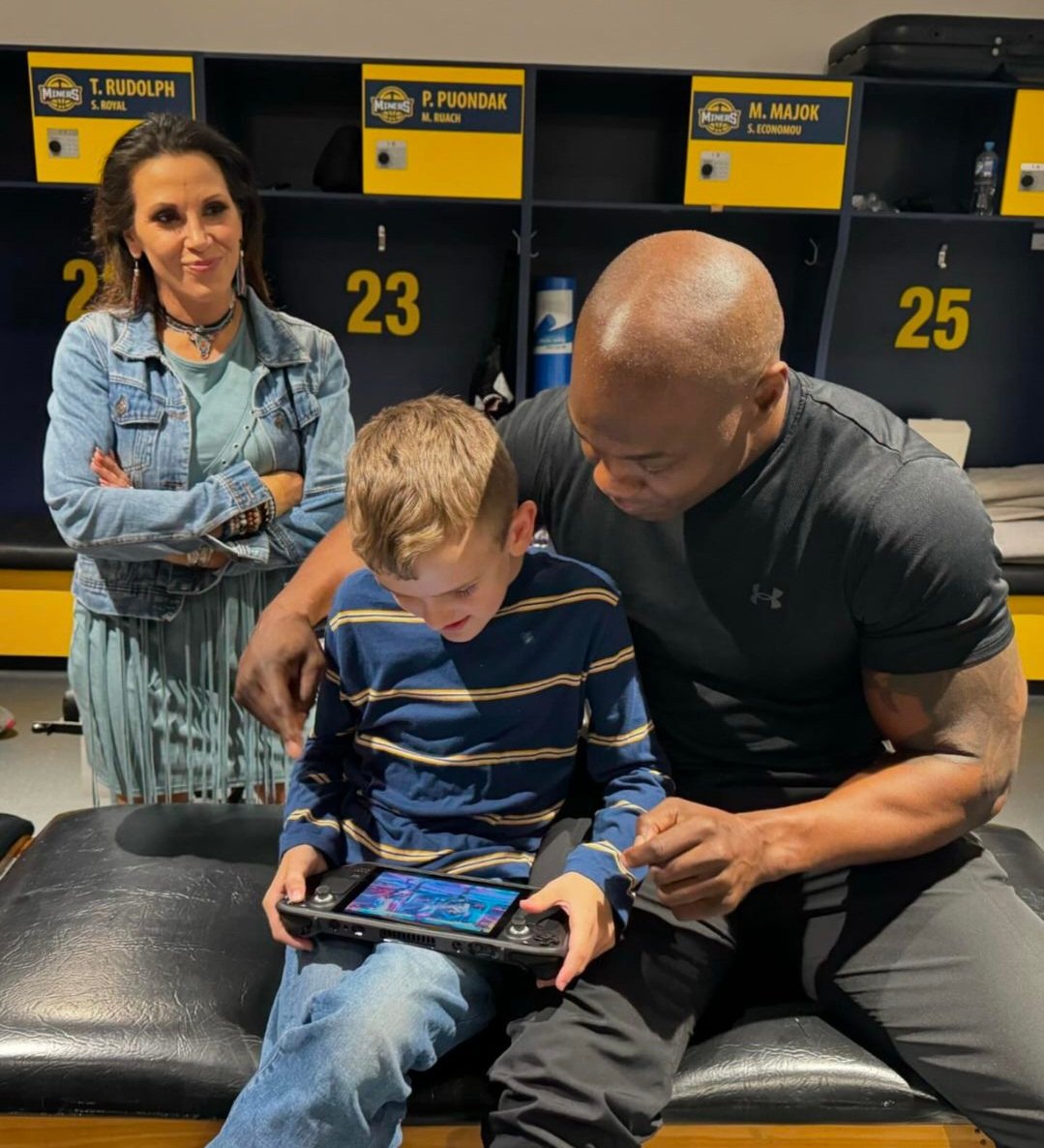 JaxEmpireGang's tweet photo. So Sweet! 🩷 @MickieJames @Sheltyb803 #PrinceD 👑 #MickieJames #JamesGang #JG4L #HardcoreCountry #impactWrestling #WWE #TNA #AllHailTheQueen #Legend #Icon #HistoryMaker #TheQueen #TheGOAT #HER #Starrcast #OPW #StarrcastDownUnder #sheltonbenjamin https://t.co/n4XR8Pmd4I