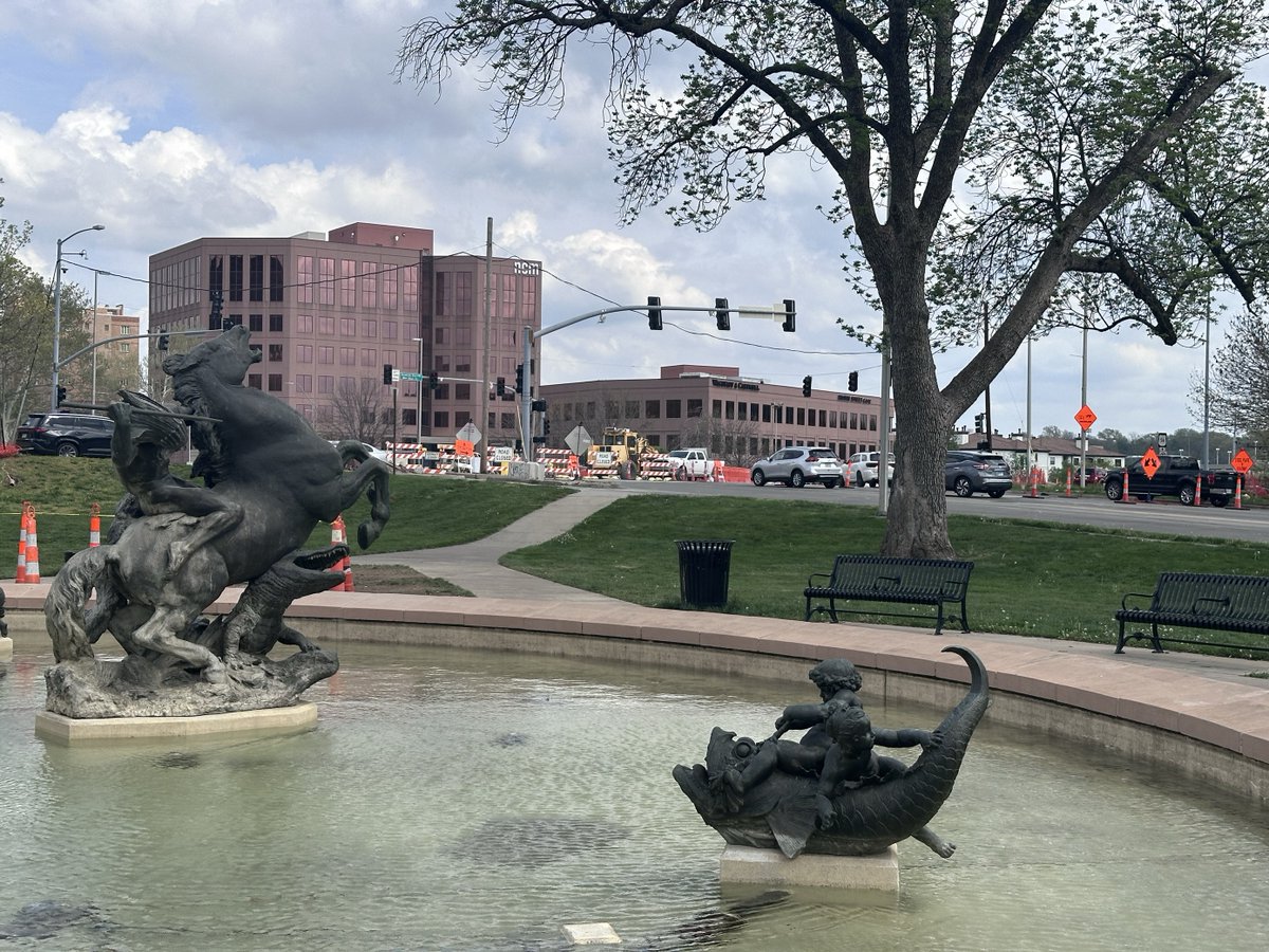 Happy #FountainDay, @KansasCity! The #kcstreetcar Main Street Extension will connect you to more iconic water features like the Mill Creek Park fountain when we #RideIn2025!⛲️🚉 @kcstreetcar @RideKCTransit #BuildKCSC