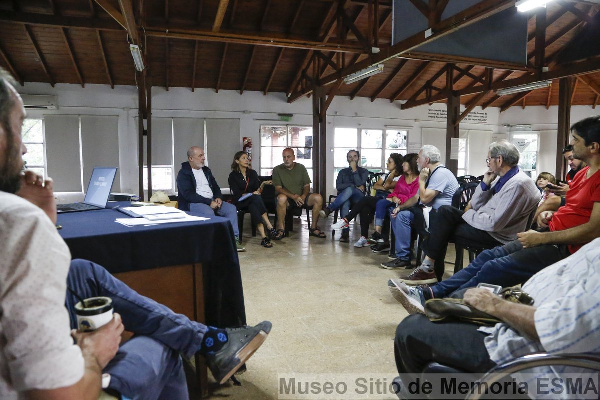 Se realizó un encuentro con los participantes del proyecto 'La ESMA y el barrio' encabezado por el Espacio Memoria y Derechos Humanos @espacio_memoria, que tiene el propósito de indagar en la relación histórica que el barrio ha tenido con la ESMA.