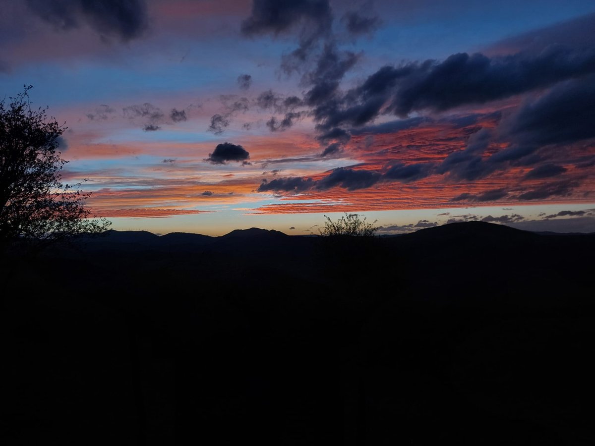 geograstur's tweet photo. Les sierres del Courío y Bixega, que dixebren les cuenques hidrográfiques del Narcea y del Pigüeña, son un de los tantos espacios del occidente onde s'asitien parques eólicos. Esti ye visible al fondu, baxo la lluz del atapecer #LaFotoDeGeograstur

📌 Rubianu (Grau)
📸 Nacho Fdez https://t.co/NaDrYQm4C0