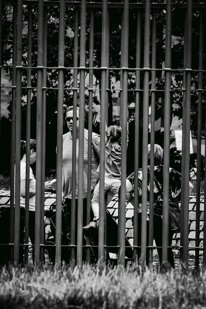 Caged in or behind bars? @ap_magazine #bnwphotography #blackandwhitephotography #blackandwhitephoto #blackandwhitestreetphotography #playground #urbanphotography #bnw #leadinglines #family
