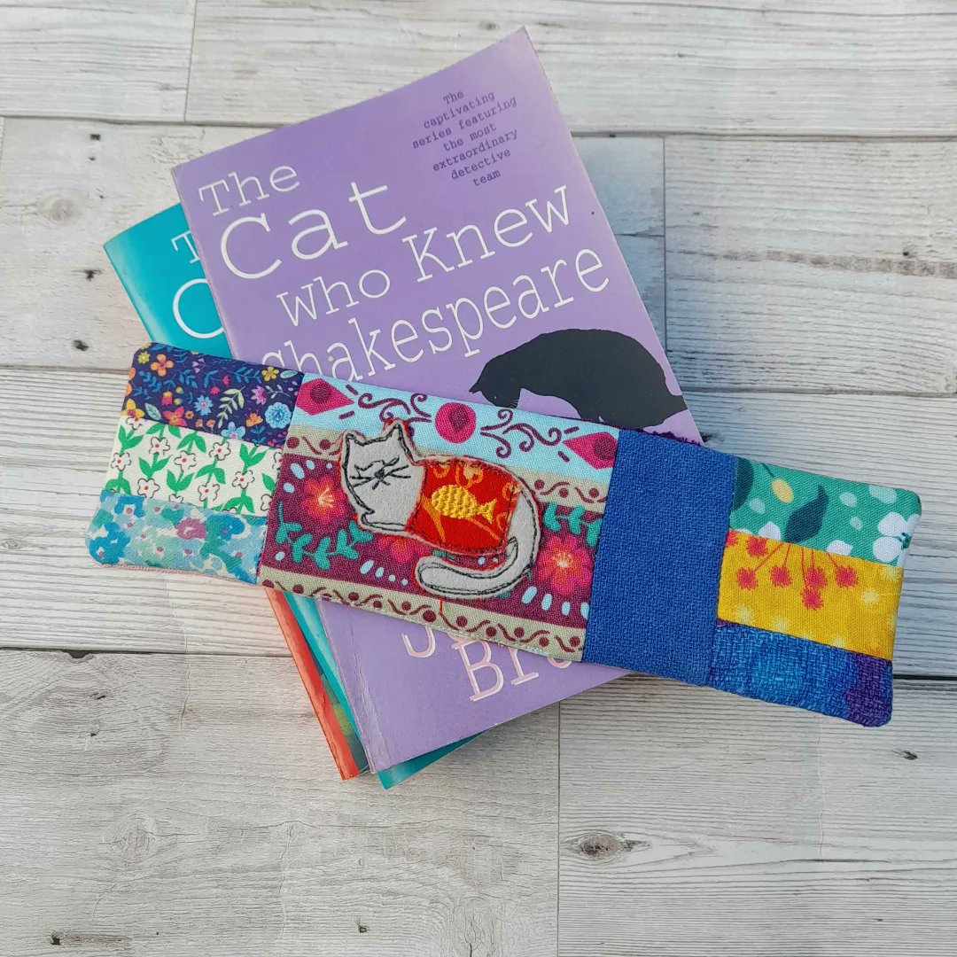 Patchwork cat bookmark made from scrap fabrics.
#shopindie #CatsOfX #catlovers