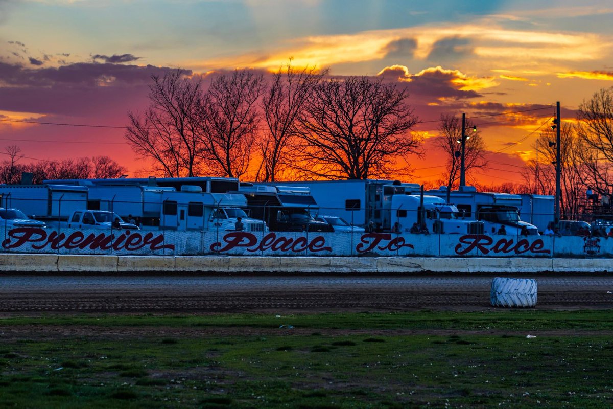 Something about those Midwest sunsets on a race night 🤙🏻 Thanks Ashley for the great shot 📸