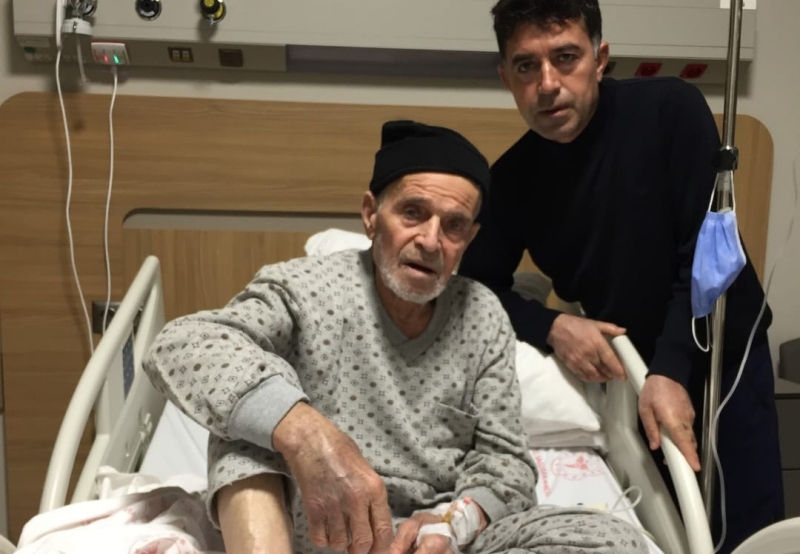 1 yıldır tutuklu olan Abdülalim Kaya,  dünkü görüşte ailesine "BEN HAPİSTE ÖLECEĞİM, ARTIK DAYANAMIYORUM" dedi.

Adamcağız 81 yaşında. Kulağı duymuyor, böbrekleri iflas etmiş, demans var, kalp rahatsızlığı var.

Bu haldeki bir insanı neden tahliye etmiyorsunuz? Amacınız nedir?