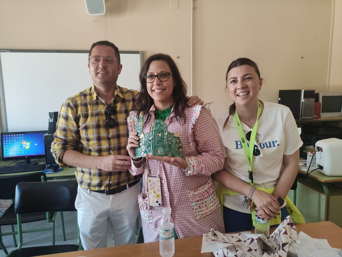 CPRRegionMurcia's tweet photo. Continuan nuestras 👇 "Comunidades de Innovación Educativa Digital Nacionales" @DigitalProf_RM , con la visita de nuestros profes del @CeipZapata de #Torreagüera , al CEIP Sagrado Corazón de Jesús de Oliva en #Mérida 
@DigitalProf_RM @Educarm @sifopcarm @CPR_MERIDA @educacionEXT https://t.co/ILfbAXoekJ