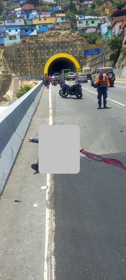 albertoprato02's tweet photo. Atentos y pendientes : sobre el accidente del Motorizado en el túnel de la Planicie, ya verificado q él, conducía la moto Marca*: KAWASAKI, *Modelo  : KLR-650, al perder el dominio de su moto derrapa, se golpea, quedando sin signos vitales en el lugar ! Lamentable noticia ! https://t.co/2lc5GlGa96