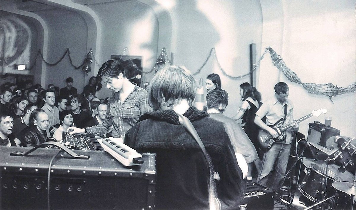 Stereolab :: Black Session (La Maison de la Radio: Paris, France) aquariumdrunkard.com/2024/04/16/ste… 1993. Following the release of their studio debut, Stereolab touched down in the 16th arrondissement to record a Black Session at La Maison de la Radio with a sublime Silver Apples cover.