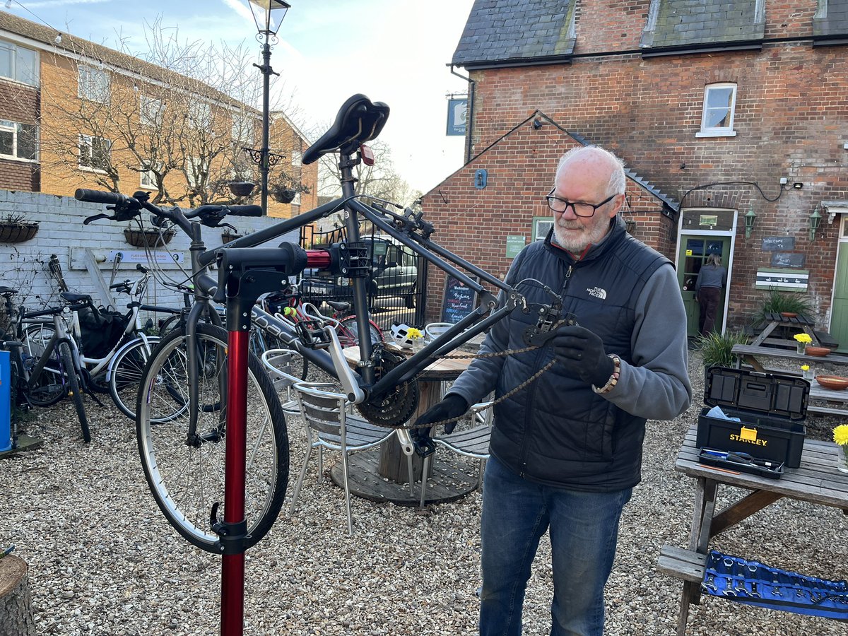 Need your #bike checked before Saturday’s ride/not free that day? Visit our mini #BikeKitchen on Thursdays from 1230-1400 (in school term time) at @TheSwan_Clewer. It’s part of @GreenRoomSchool’s #EpicThursday - so grab lunch while you wait🍔🍺. Book now: bit.ly/3L2XCUa