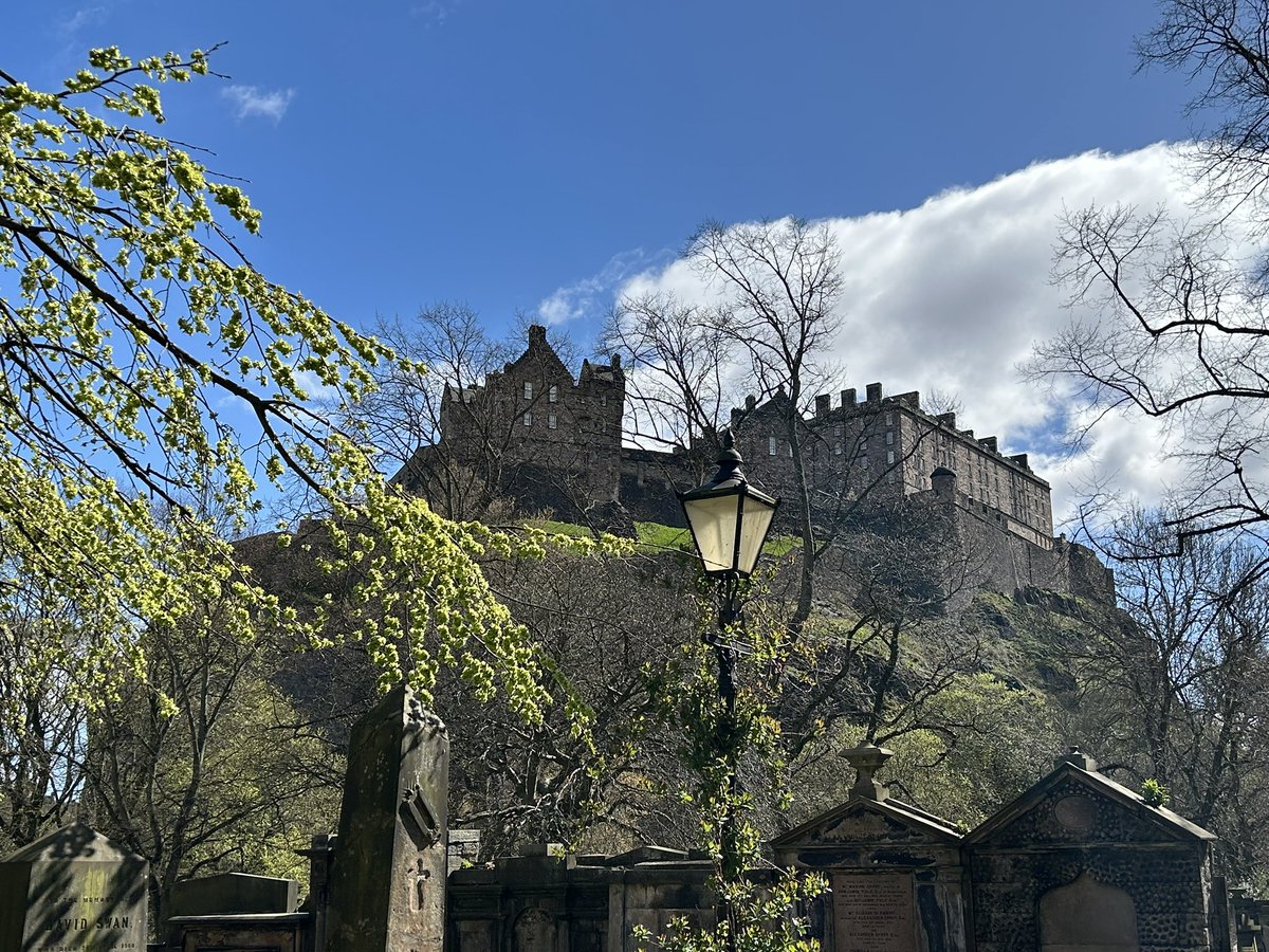 Absolute scenes on today’s lunchtime walk! So lucky to have this on the doorstep of the office 😎 #loveEdinburgh #EdinburghCastle