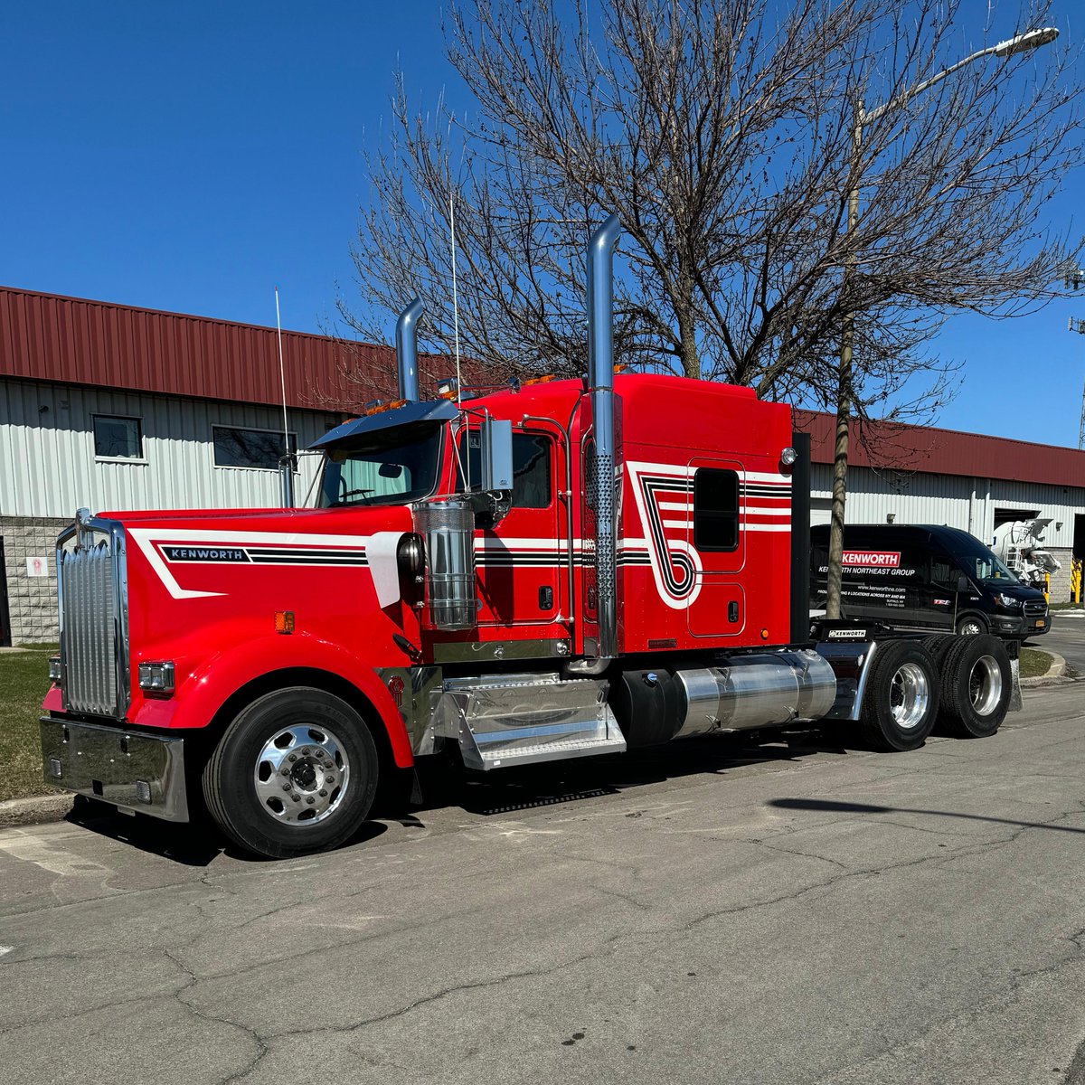 ***FOR SALE*** 2024 Kenworth W900, 76' Sleeper, Limited Edition
This one-of-a-kind anniversary edition W900 can be the jewel of your fleet! It's powered by a 500 HP Cummins X15, with a manual 13-speed EATON. Learn more at hubs.la/Q02r_xfj0 or call 1-800-678-2610.