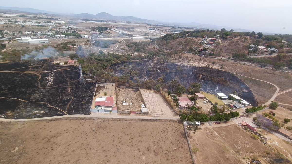 UMPCyBZ's tweet photo. Tras 36 horas de trabajo por parte de 158 combatientes, 👨🏻🚒 29 vehículos 🚒 y el #Tláloc 🚁 el incendio en el paraje #El18 en La Primavera fue liquidado.
🧵 https://t.co/MGJhbTGuCD