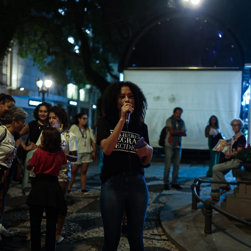 Apenas uma jovem negra, nordestina, técnica de enfermagem da linha de frente do combate à pandemia e poeta marginal, que faz das rimas um instrumento político e empoderador. Sigo na defesa do povo preto e da saúde pública curitibana 🧶