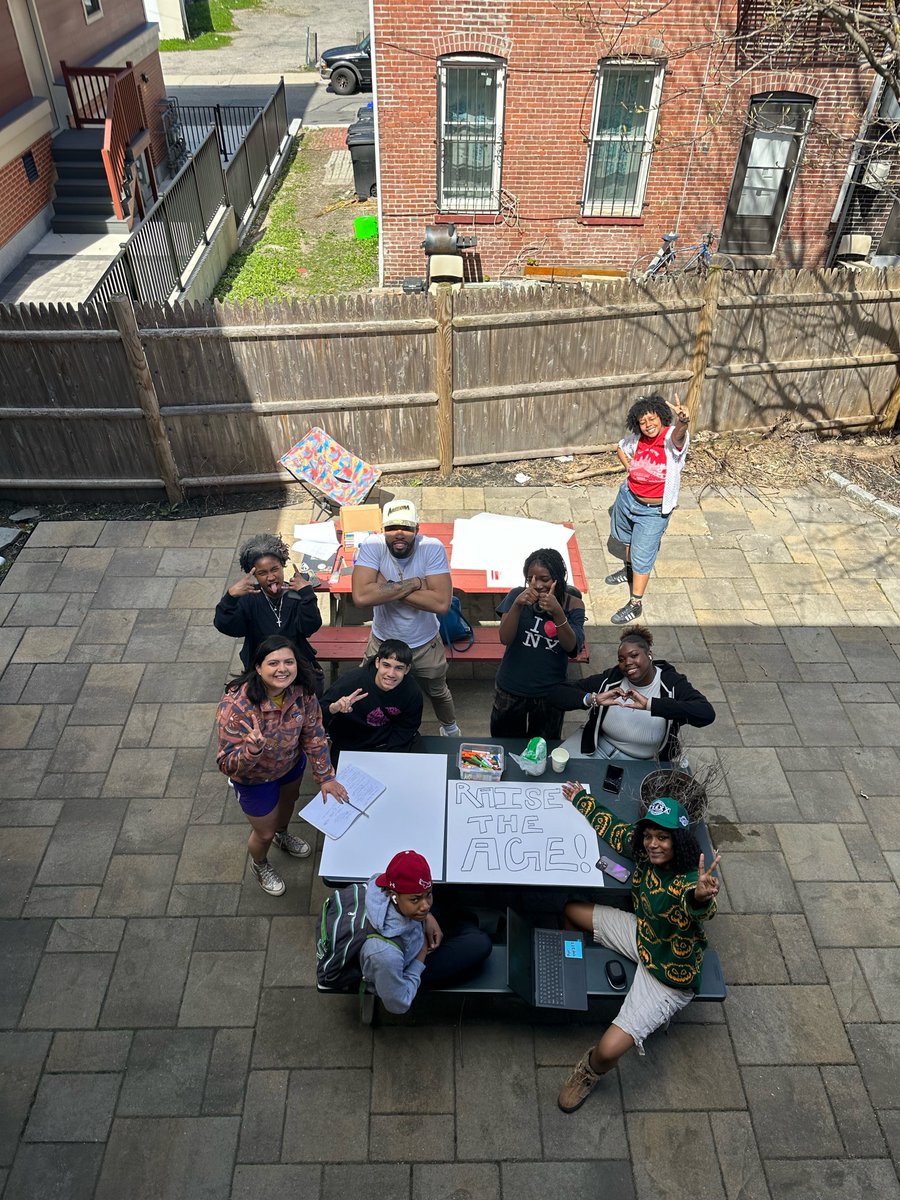 Happy Tuesday from Center for Teen Empowerment Boston! Some of our youth and staff are enjoying the nice weather as we plan activities. It's spring!!! 💐💐💐 #centerforteenempowerment #spring #boston