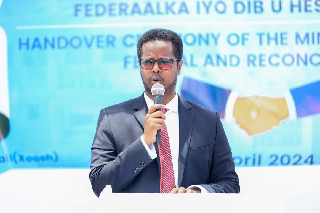 AidarusMHassan's tweet image. Honored to oversee today's handover ceremony between outgoing &amp;amp; incoming Ministers at @MoIFARSomalia. We wish the outgoing Minister all the best &amp;amp; extend a warm welcome to the new leader. Together, we continue to serve the Somali people. #MOIFAR #Somalia