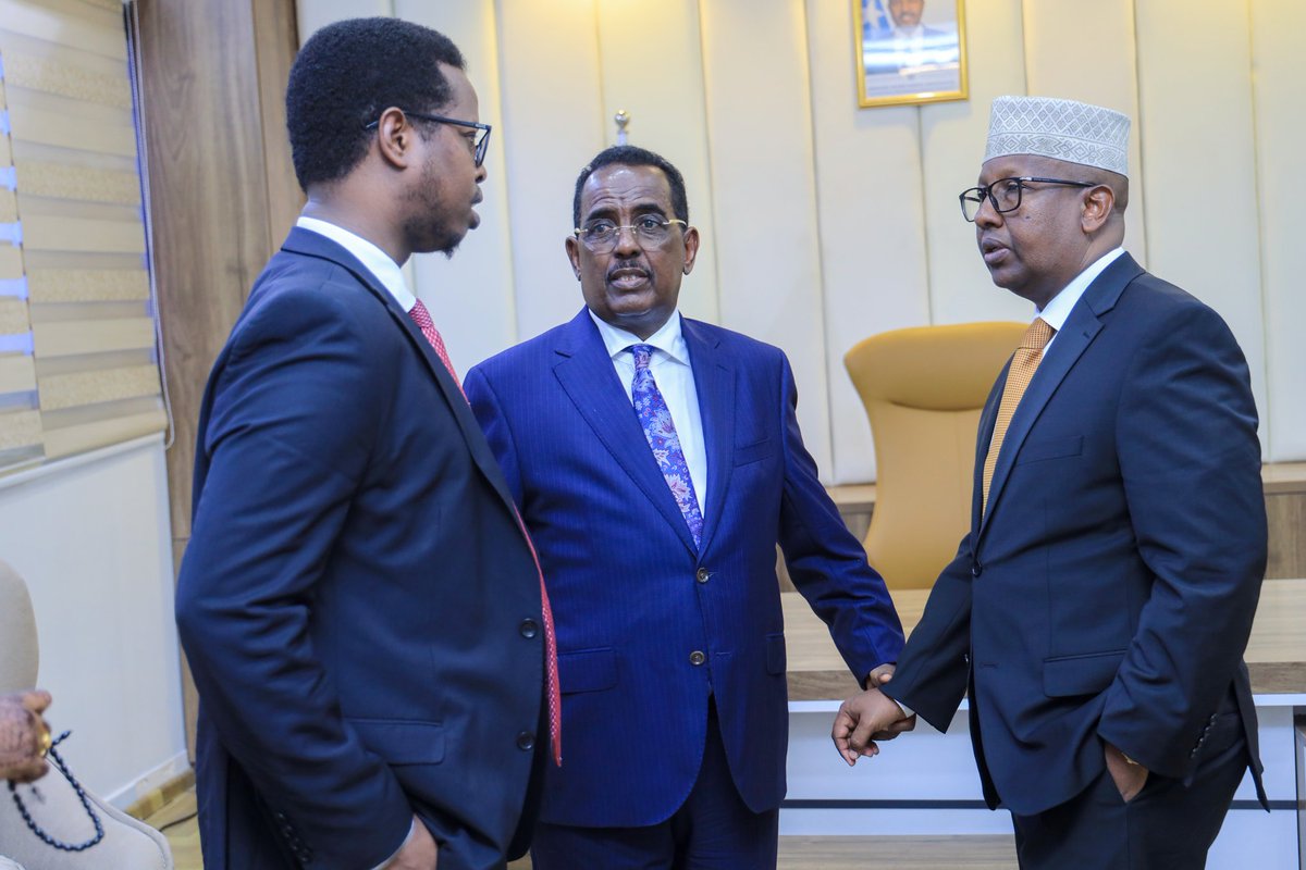 AidarusMHassan's tweet image. Honored to oversee today's handover ceremony between outgoing &amp;amp; incoming Ministers at @MoIFARSomalia. We wish the outgoing Minister all the best &amp;amp; extend a warm welcome to the new leader. Together, we continue to serve the Somali people. #MOIFAR #Somalia