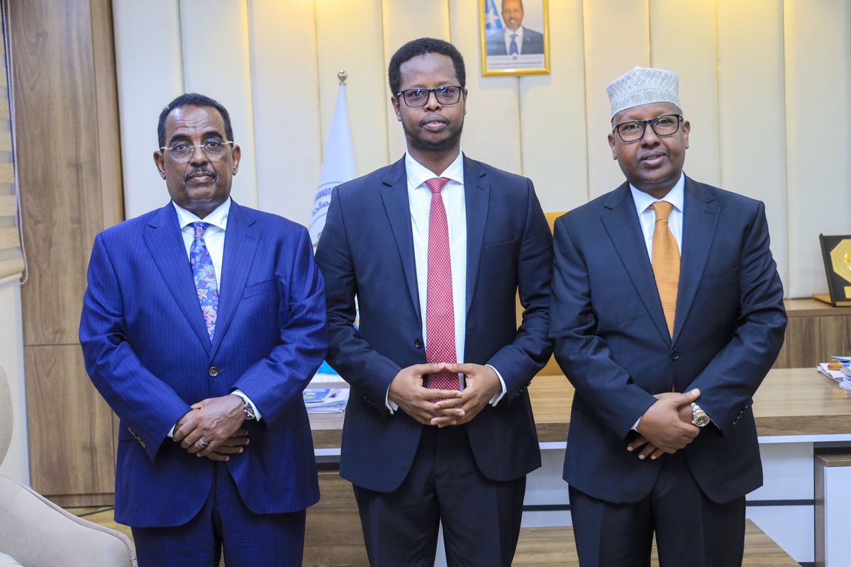 AidarusMHassan's tweet image. Honored to oversee today's handover ceremony between outgoing &amp;amp; incoming Ministers at @MoIFARSomalia. We wish the outgoing Minister all the best &amp;amp; extend a warm welcome to the new leader. Together, we continue to serve the Somali people. #MOIFAR #Somalia