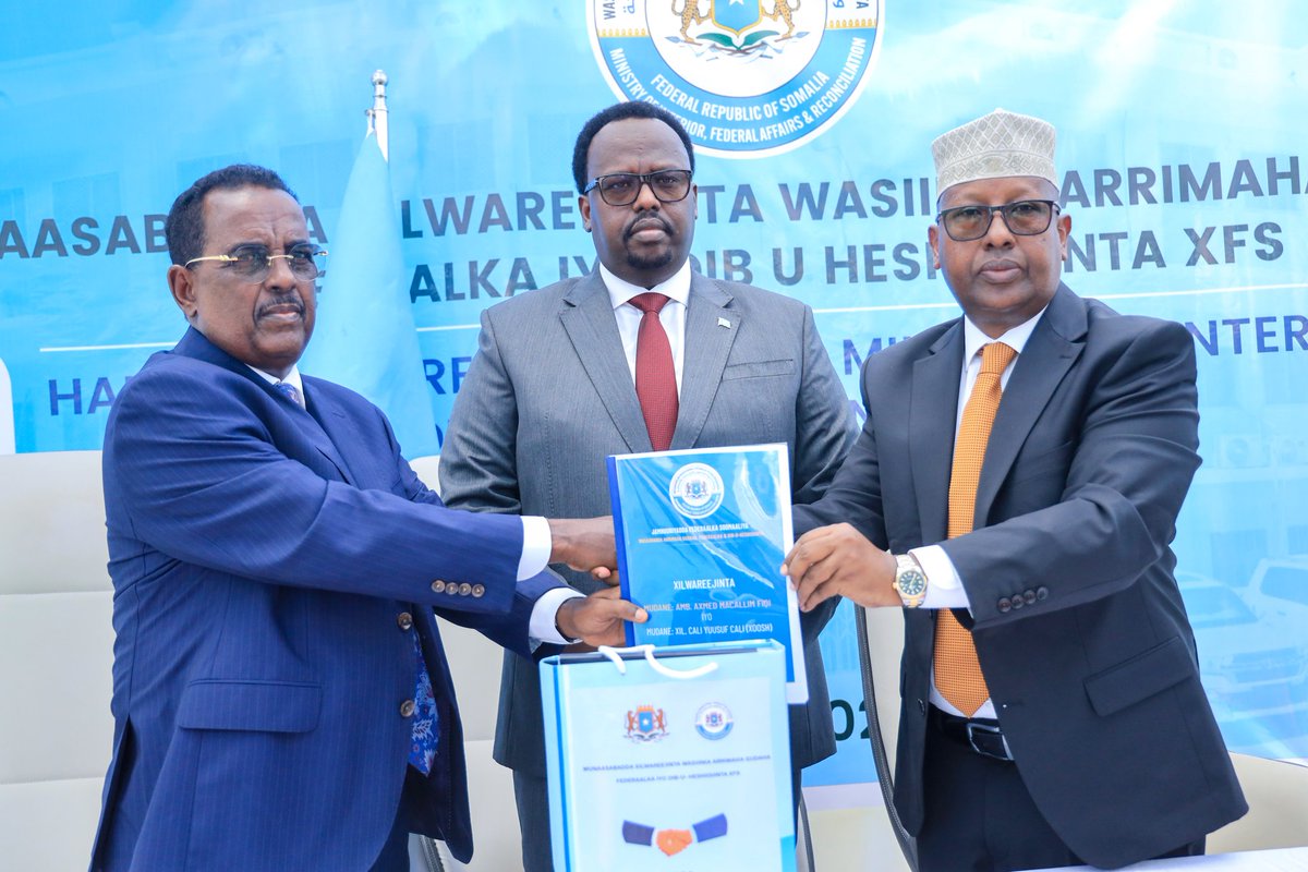 AidarusMHassan's tweet image. Honored to oversee today's handover ceremony between outgoing &amp;amp; incoming Ministers at @MoIFARSomalia. We wish the outgoing Minister all the best &amp;amp; extend a warm welcome to the new leader. Together, we continue to serve the Somali people. #MOIFAR #Somalia