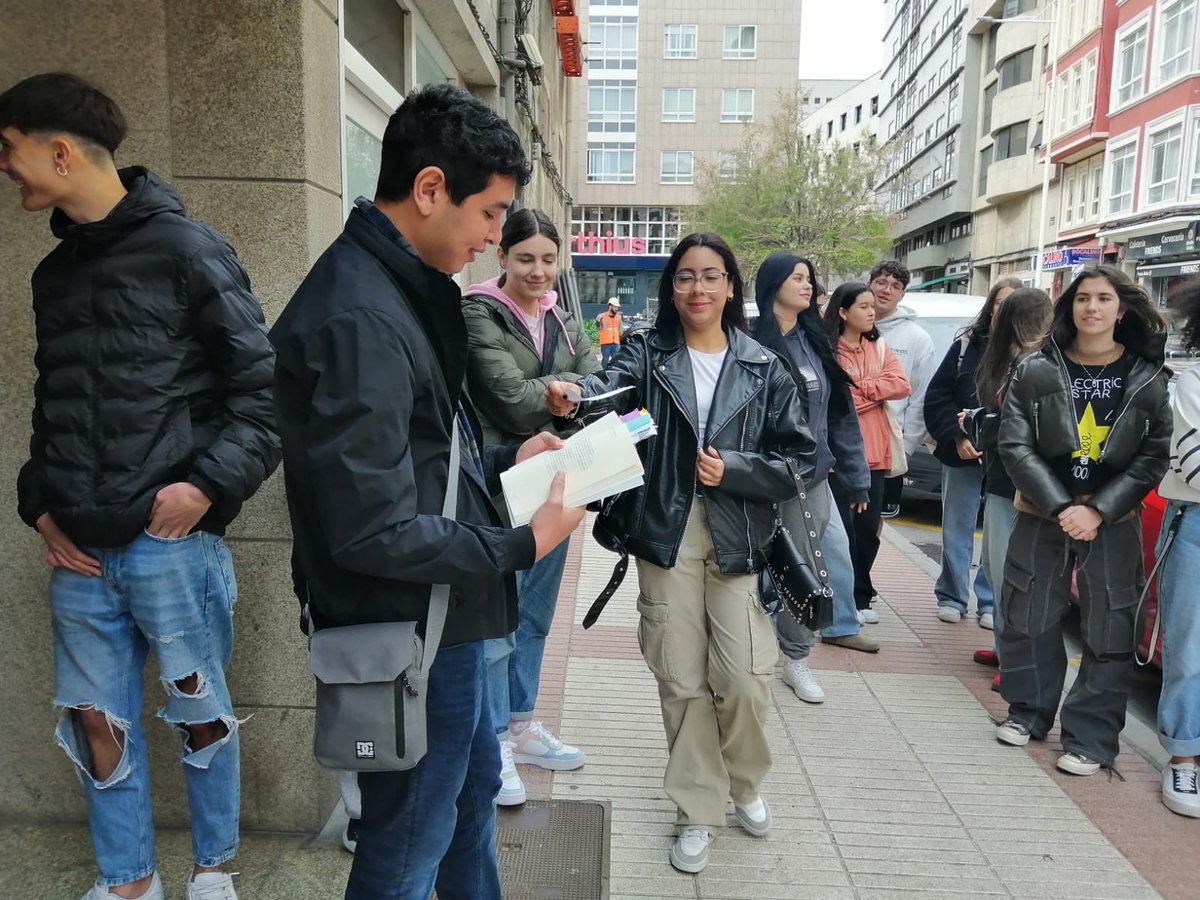 O alumnado de 2°Bach. percorreu o Roteiro literario pola Coruña adicado á escritora #LuisaVillalta, homenaxeada este ano no Día das Letras Galegas. Este paseo é unha gran oportunidade para redescubrir espazos da cidade que lle serviron de inspiración a esta polifacética artista.