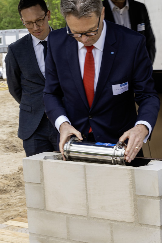 exc_phoenixd's tweet photo. 4/5 @UniHannover and the #PhoenixD #celebrate the laying of the foundation stone for their new #research building #OPTICUM with Falko Mohrs (Lower Saxony's Minister for Science and Culture), and Belit Onay (Lord Mayor of Hannover). #LUH https://t.co/eMCRNYEP2y