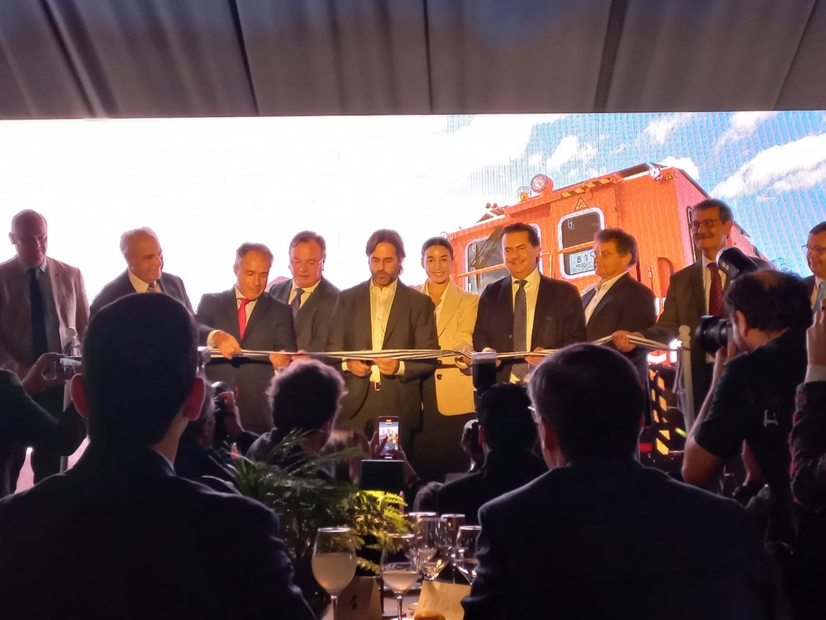 SeytreJP's tweet photo. Un gran día para el futuro del 🇺🇾 y la cooperación junto a 🇨🇵🇪🇦🇩🇪🇪🇺 con la inauguración del Ferrocarril Central por el Pdte @LuisLacallePou. Felicitaciones al @mtopuy y los integrantes de @GrupoViaCentral @groupe_NGE #saceem #berkes @SomosSacyr. @FranceenUruguay @UEenUruguay https://t.co/yAtAJo9yEy
