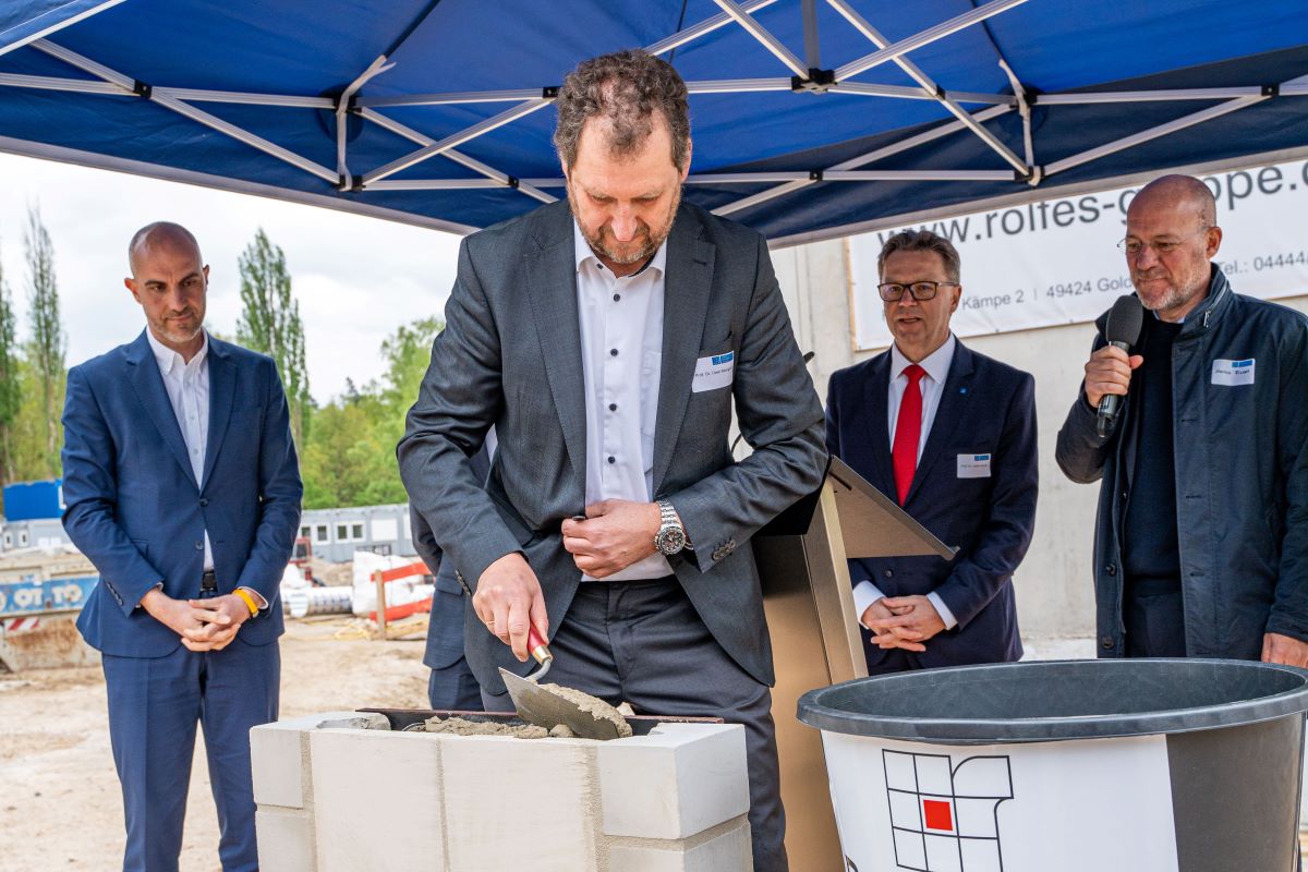 exc_phoenixd's tweet photo. 4/5 @UniHannover and the #PhoenixD #celebrate the laying of the foundation stone for their new #research building #OPTICUM with Falko Mohrs (Lower Saxony's Minister for Science and Culture), and Belit Onay (Lord Mayor of Hannover). #LUH https://t.co/eMCRNYEP2y
