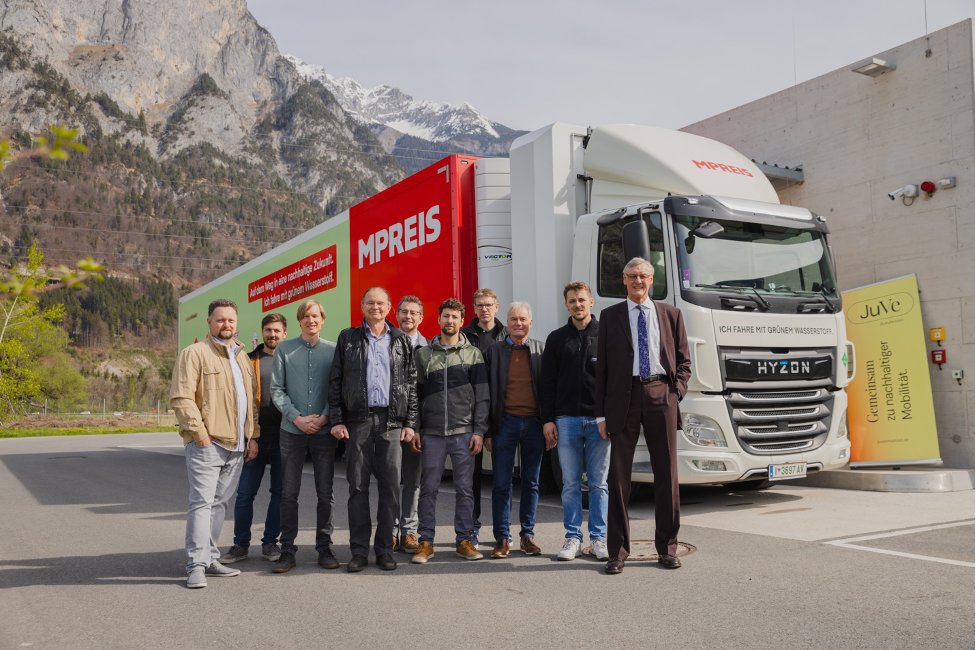 🚛🏔 Hyzon's hydrogen truck is bringing groceries and zero emissions to #MPREIS and #JuVe in Austria! We are using hydrogen to power the most demanding jobs. Visit hyzonfuelcell.com to see more stories about how our technology is ready and rolling through the real world.