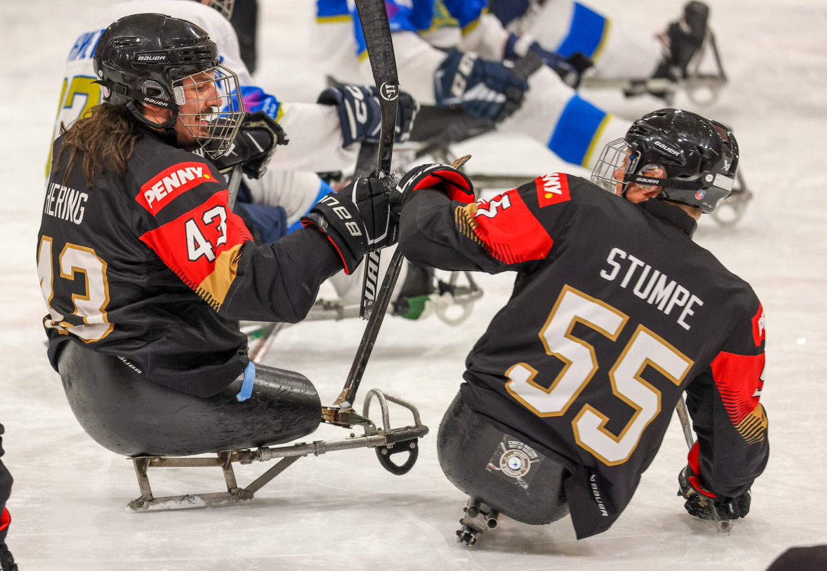 Zwei Spiele absolviert, zwei Siege eingefahren!💪🙌 📸 Hier ein paar Highlights vom heutigen Spiel gegen Kasachstan 🇰🇿 • Morgen geht es gegen Schweden 🇸🇪 ran. Kann das deutsche Team den dritten Sieg einfahren?😎💪 • • • #ParaEishockey #TeamDeutschland #Skien2024