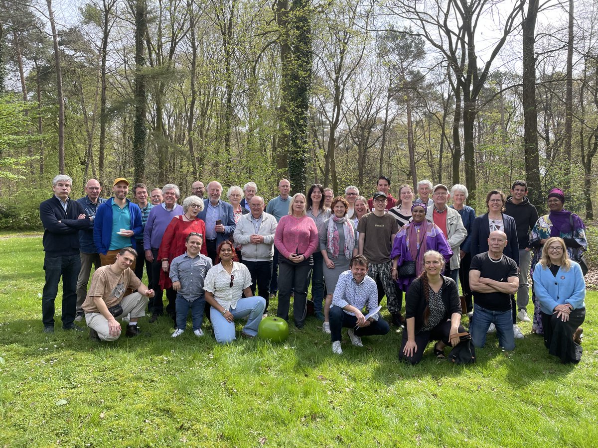 Rode Egel met groene stekels erbij.❤💚🪚🔨 tweet media